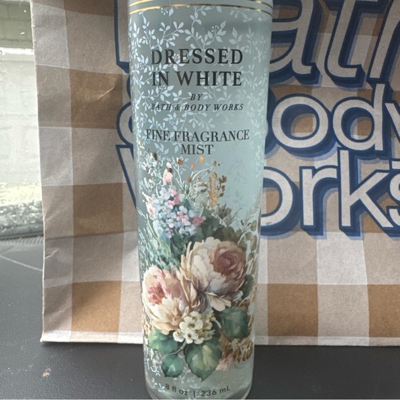 Bath & Body Works Dressed in White Fragrance Body Mist Spray 8oz NEW - Picture 2 of 4